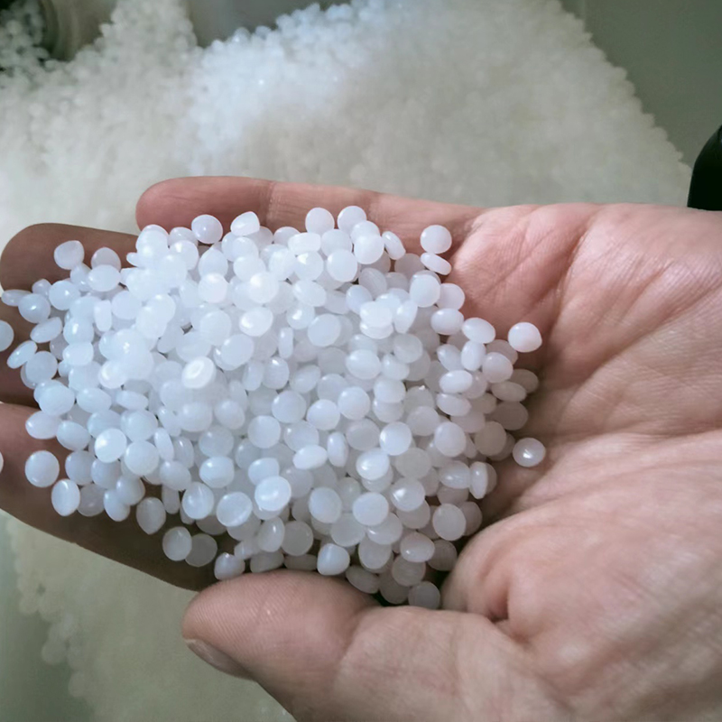 Diferencias entre m&aacute;quinas de moldeo por soplado de preformas y m&aacute;quinas de moldeo por soplado de moldes en t&eacute;rminos de materias primas y procesos de producci&oacute;n de maquinaria.