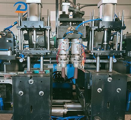 Historia de un cliente: c&oacute;mo ayudamos a un fabricante de botellas de pl&aacute;stico a resolver los problemas Problemas con la m&aacute;quina de moldeo por soplado de botellas de HDPE de dos cabezales