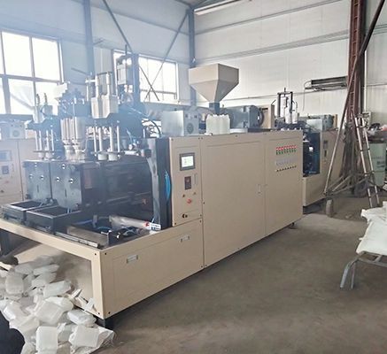 Un cliente nigeriano visita nuestra f&aacute;brica de m&aacute;quinas de moldeo por soplado para inspecci&oacute;n